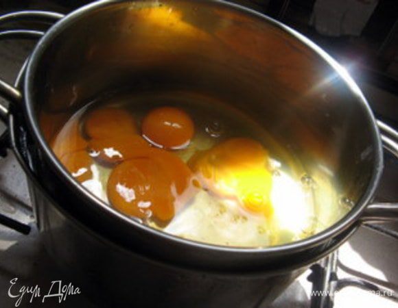 Яйца соединить с 150 гр сахара, ванилином и щепоткой соли в большой (готовая масса увеличится в объёме вдважды) миске или кастрюле, подходящей для водяной бани.