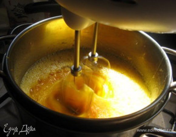 Перенести миску на огонь и взбивать содержимое миксером при слабом кипении виды в нижней кастрюле, пока масса не вырастет вдвое.Вот какая она в начале взбивания:
