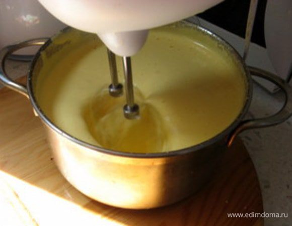 Снять с водяной бани и продолжать взбивать, пока масса не остынет. Масса получается густая и кремообразная. 
