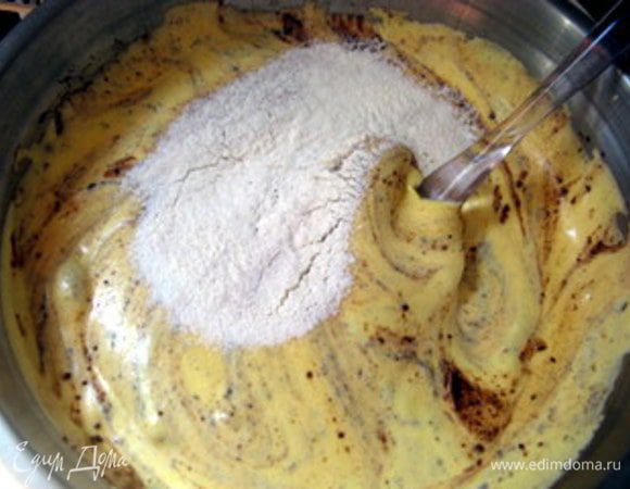 Соединить массу с просеянной мукой, какао и растопленным маслом, добавляя их понемногу, по одной ложке,вперемешку, один за другим: ложка муки, затем ложка какао, затем ложка масла и всё снова (масло к этому моменту не должно быть горячим). Перемешивать ложкой или лопаткой снизу вверх лёгкими движениями, чтобы масса не осела.
