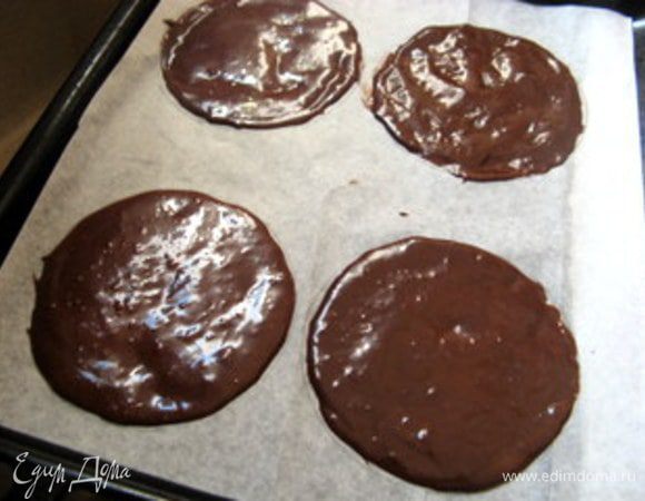 Вливать массу в центр  и заполнить массой весь круг,  не выходя за его края. Масса густая, послушная. 