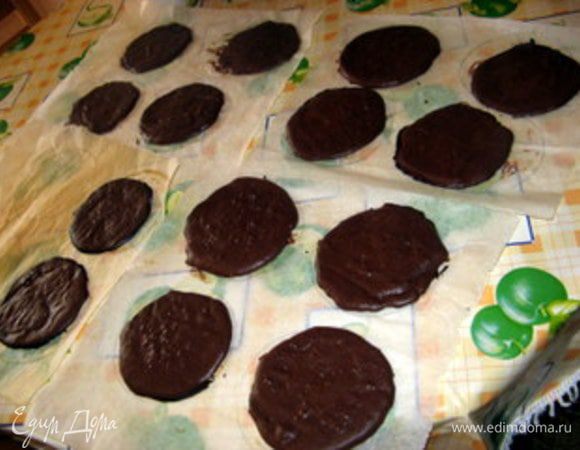 Выпекать при 200° около 3- 4 минут или, пока коржи не пропекуться.Повторить операцию несколько раз, пока у вас не будет минимум 14 коржей.