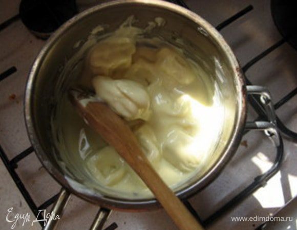 Замочить желатин в холодной воде.
Мелко порубить белый шоколад и растопить его на водяной бане. Ёмкость с белым шоколадом не должна касаться поверности кипящей воды, иначе белый шоколад может свернуться.