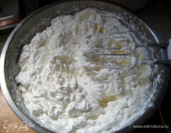 Взбить сливки.