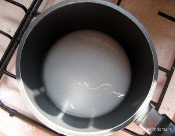 Растопить оставшийся сахар (80 гр) с 80 мл воды до образования сиропа. Ввести в сироп желатин.