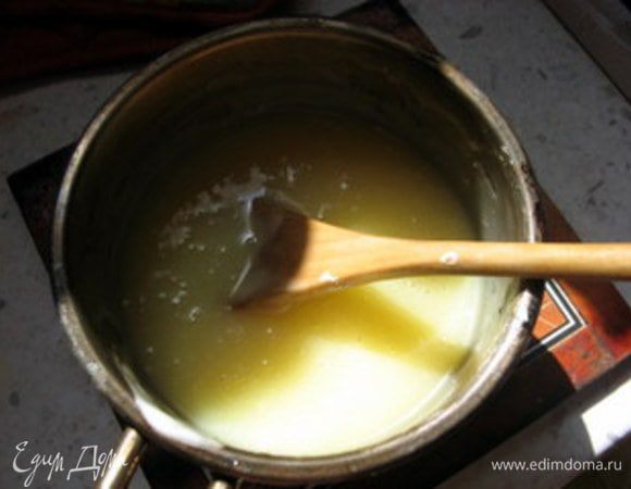 Влить сахарный сироп на растопленный шоколад и перемешать. Остудить слегка.
