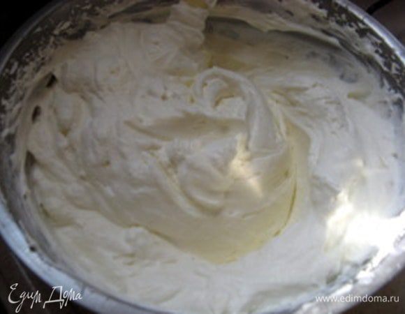 Соединить шоколадную массу со взбитыми сливками. Получается мусс из белого шоколада.
