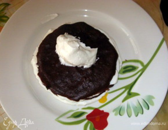 Выложить столовую ложку мусса в центр блюда для торта.
Пометсить сверху первый корж.
Смазать корж шоколадным муссом.