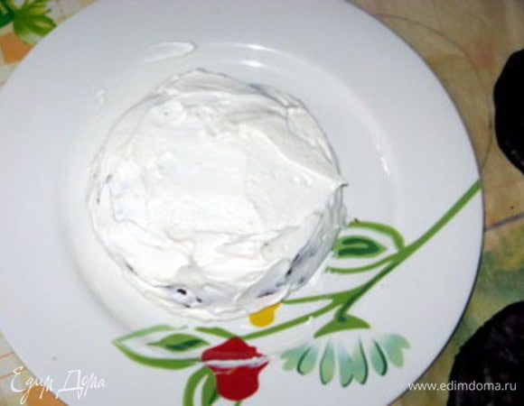 Поместить сверху второй корж, смазать и его муссом и продолжать, пока хватит коржей.