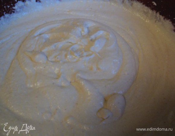 Добавить сахар, сметану, продолжая взбивать блендером, ввести по одному яйца. Добавить манку, перемешать.  Разделить творожную массу на 3 части.