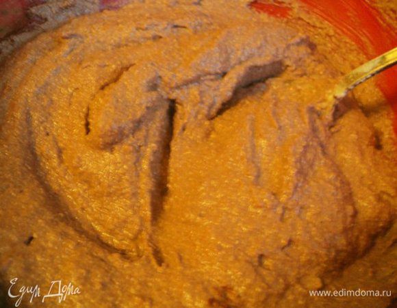 В одну добавить какао и 2 ст.ложки сметаны.