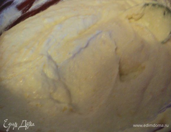 В третью часть творожной массы добавить цедру лимона.