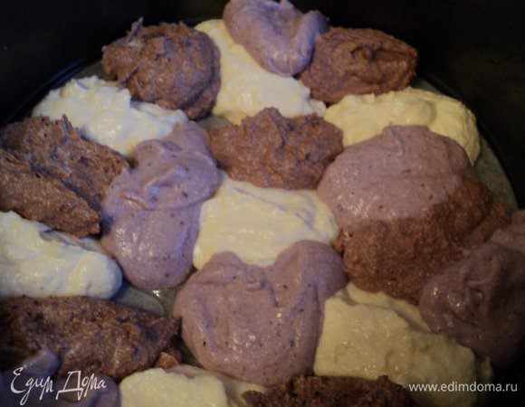 Дно формы ( у меня разъемная форма Ф-24см)  зателить бумагой для выпечки, смазать маслом. Выложить творожные массы разного цвета ложкой в произвольном порядке. Сначала  один слой, затем второй и т.д.