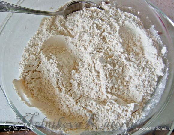 Для теста смешать сперва сухие ингредиенты: муку и соль.