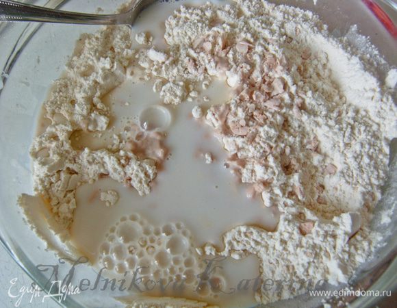 Раскрошить дрожжи, добавить теплое молоко и воду.