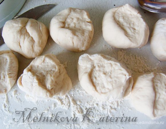 Затем тесто немного обмять, скатать в валик и разрезать на 8 равных частей.