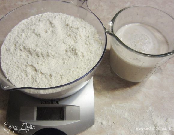 "Правильная" температура в печи для пиццы должна быть около 400 градусов по Цельсию. Так как домашние духовки не могут настолько нагреться - нагревайте до максимальной температуры. У меня это 275 градусов.