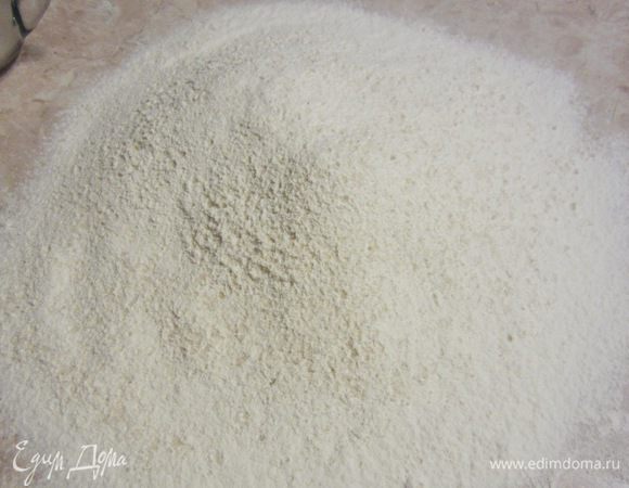 Заранее растворите в воде сахар и дрожжи - пусть постоят минут десять. --- Просейте муку через сито вместе с солью. В качестве разделочного пространства я использую кухонный стол.