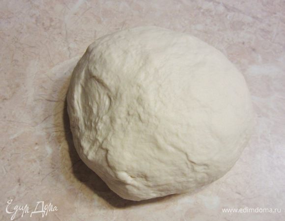 Когда тесто уже будет легко отлипать от рук, сформируйте из него шар.