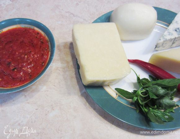 На этой фотографии видно, что соус уже подготовлен, слегка увядшие листья базилика выдержаны в течение получаса в холодной воде и превратились в сочные хрустящие листочки. Сыры, готовы к обработке.