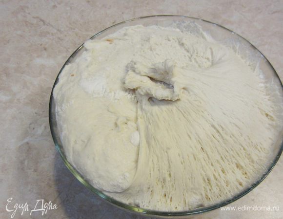 Достаньте тесто. Отделите от него третью часть. Остальное вновь прикройте пленкой.