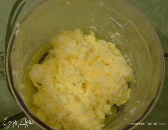 Приготовить песочную основу. Для этого взбить масло с сахаром, добавить яйцо.