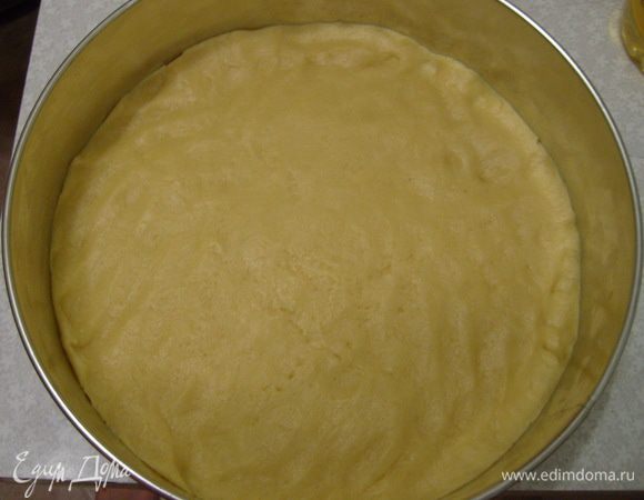 Добавить муку и все хорошенько вымешать руками. Выложить тесто в смазанную маслом форму (лучше прямоугольную, но я использовала круглую диаметром 26 см). Поставить в морозильную камеру на 10-15 мин.