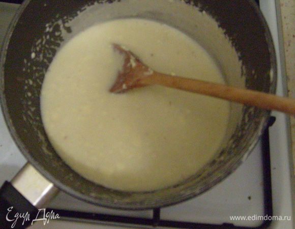 Варим до тех пор, пока сахар не станет чуть-чуть загустевать (минут 10). Дать остыть 5-7 мин. В кастрюлю с чуть остывшим сиропом добавить сухое молоко (в моем случае детская смесь). Все перемешать, тщательно растирая комочки. Чтобы не было привкуса сухого молока можно добавить 2-3 ст.л. сиропа или ликера.