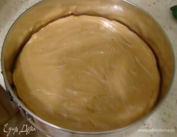 Распределить теплую карамель на песочный корж и поставить в холодильник на 1 час.