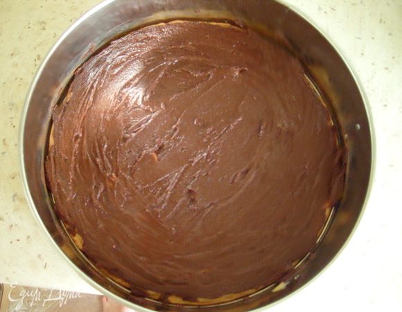 Растопить на водяной бане шоколад, добавить масло. Хорошенько перемешать. Залить поверх сгущенки, разровнять и убрать в холодильник.