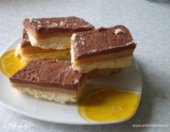 Когда шоколад остынет, разрезать на порции. Хранить в прохладном месте (желательно не в холодильнике).