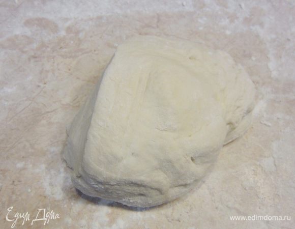 Сформируйте из куска теста шар. Не бойтесь выбить весь воздух - мы еще дадим тесту постоять.