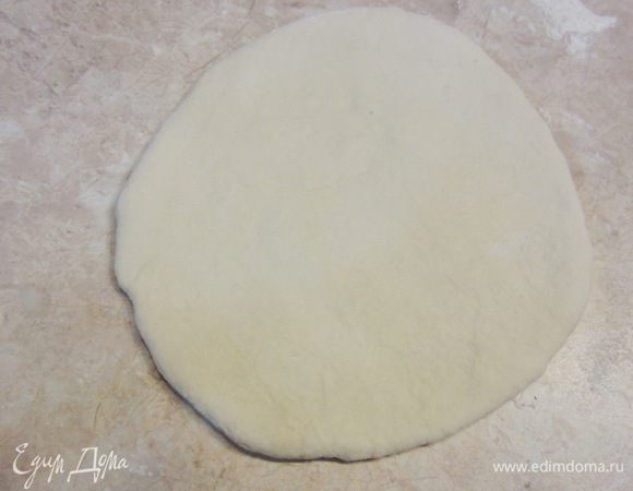 Скалкой или руками раскатайте тесто до толщины около половины сантиметра. Если тесто вновь сжимается - оставьте его в покое на 10 минут, затем повторите попытку.