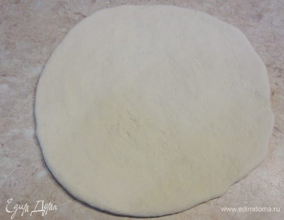 Если вы умеете подкидывать тесто с раскручиванием его - сделайте эту процедуру. Подкидывание делается для того, чтобы края блина были утолщенные и начинка (равно как и соус) не слетели мимо пиццы.