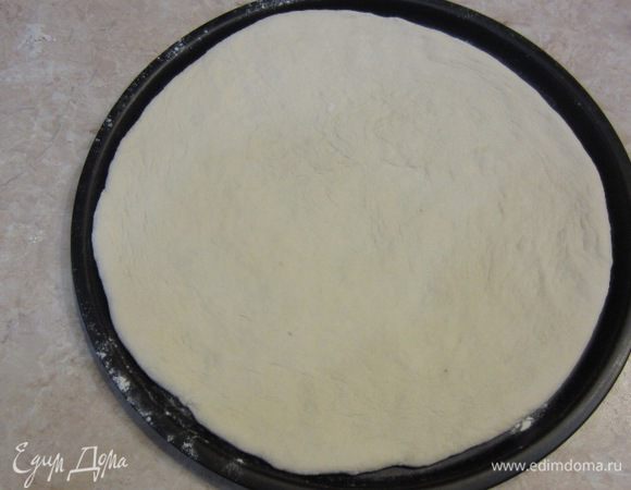 Выложите тесто в форму. У меня форма круглая, поэтому довольно легко придать ей довольно правильные очертания.