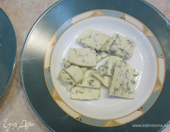 Теперь подготовьте сыры и другую начинку. Порежьте Дорблю тонкими ломтиками.