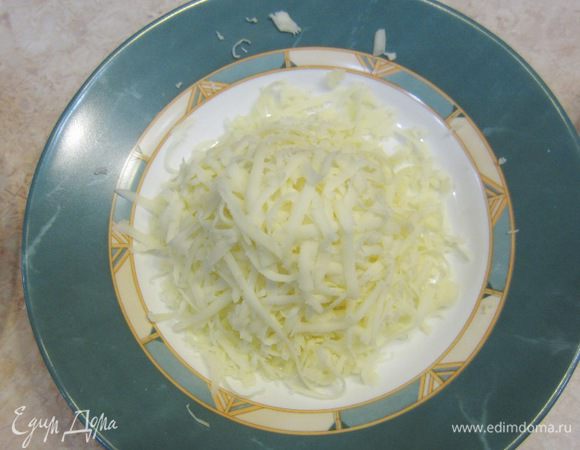 Натрите Моцареллу на крупной терке.