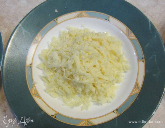 Попробуйте натереть Чеддер на крупной терке. Если не получится - просто нарежьте соломкой.