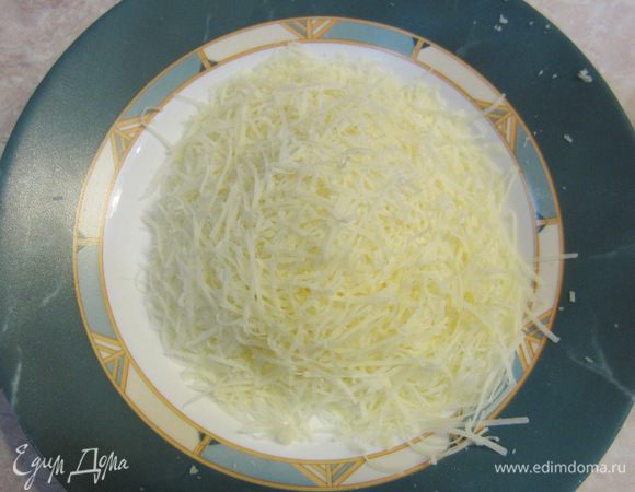 На мелкой терке натрите Пармезан.