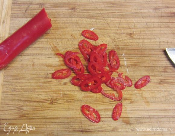 Еще раз говорю, что у меня неострый острый перец, поэтому я использовал весь перец для приготовления трех пицц. Соответственно для одной пиццы - третья часть перца (без семян).