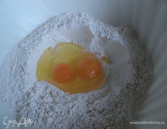 Муку просейте в миску, посередине сделайте углубление, вбейте 2 яйца, добавьте очень холодную подсоленную воду.<br />
Холодная вода способствует меньшему высыханию теста во время изготовления вареников и повышению его клеящих свойств. Замесите тесто средней густоты.