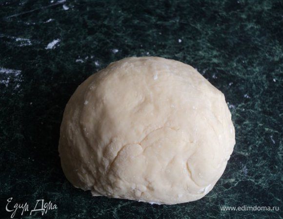 Тесто накройте полотенцем и дайте постоять 15–20 минут.