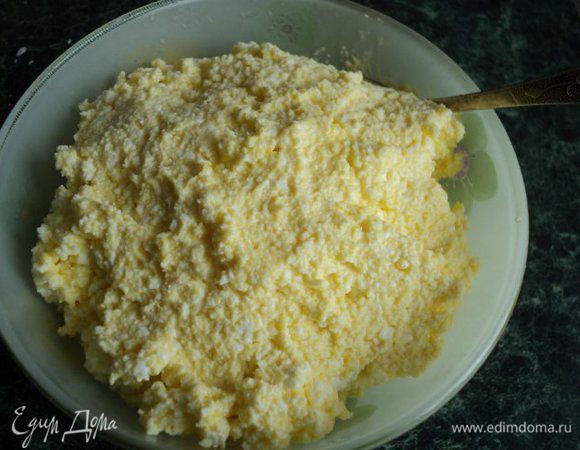 Подготовьте начинку: в творог добавьте сметану, сахар, соль по вкусу, желтки (или 1 яйцо), хорошо размешайте в однородную эластичную массу.