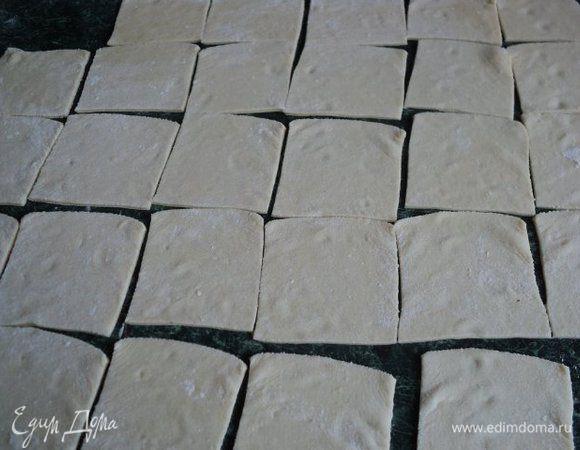 Тесто раскатайте в пласт толщиной 1–1,5 мм и нарежьте на квадраты размером 5х5 см. Вырежьте тонким стаканом круги. Тем не менее, этот способ менее рационален— обрезки теста быстро сохнут и их труднее использовать для вареников.