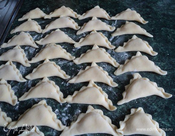 1 ч. л. начинки выложите в центр каждого квадратика и залепите места соединения. Старайтесь, чтобы швы были одного размера, иначе они плохо провариваются и будут жесткими. Для большей уверенности в склеивании, шов заверните кантиком.