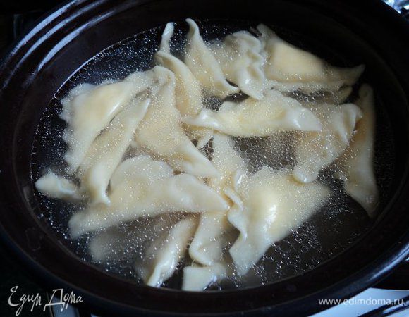 Варите вареники в большом количестве подсоленной воды (1 ч. л. соли на 3 стакана воды). Чтобы вареники не склеивались, добавьте в воду 1 ст. л. растительного масла. Через 8–10 минут вареники всплывут на поверхность, после чего достаньте их шумовкой, переложите т в глубокую миску или кастрюлю и полейте растопленным маслом.