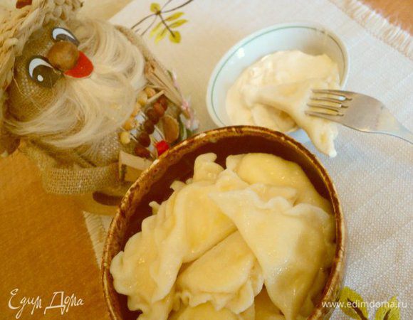 Подавайте вареники горячими со сметаной. Приятного аппетита!