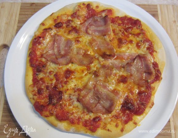 Вытаскиваем пиццу. Не забываем проверить дно пиццы, если оно не прожарилось - оставляем в духовке еще на пару минут.