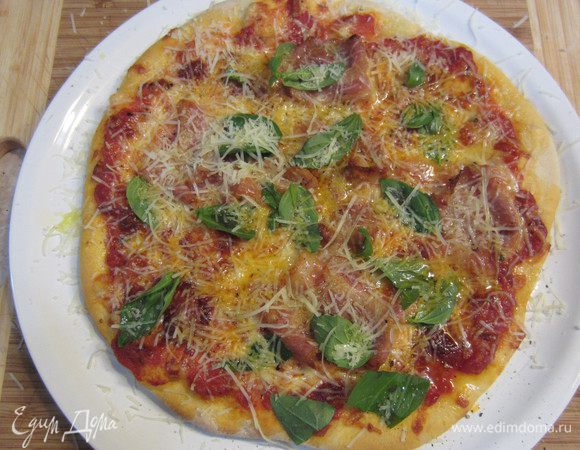 Посыпаем сверху листочками базилика (желательно мелкими) и сыр Пармезан. Поливаем слегка оливковым маслом. И немного черного перца.