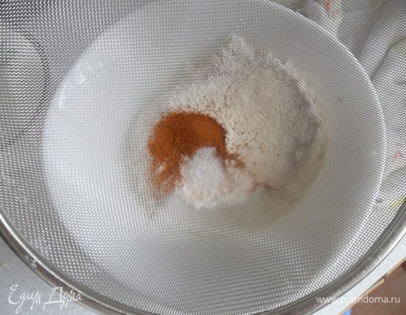 В отдельной миске просеять муку,разрыхлитель,соль и корицу.